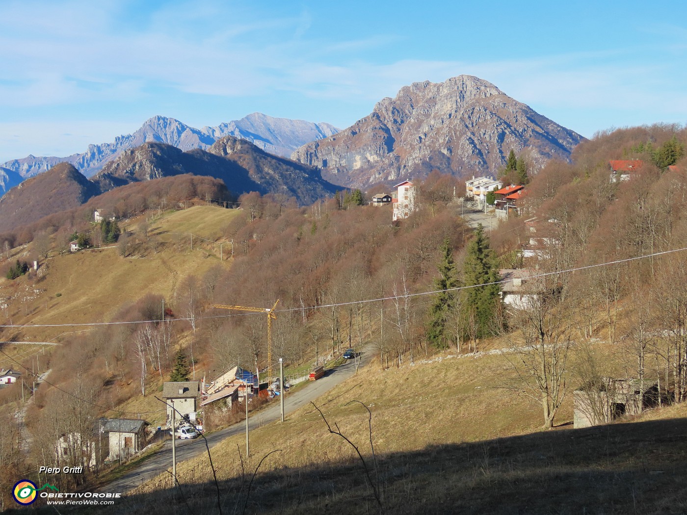 45 Sguardo indietro, abbiam salito la prima montagna  a sx , anticima Ocone.JPG